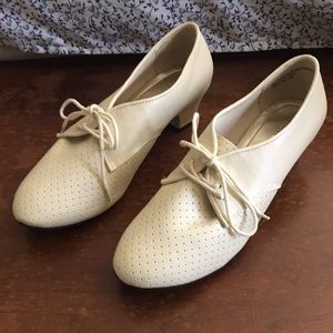 Vintage heeled lace-ups